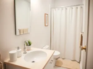 Aranżacja małej łazienki tanim kosztem – praktyczne porady